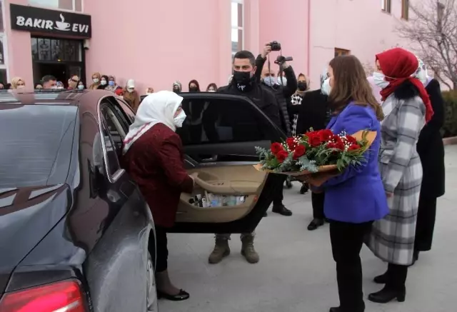 Son dakika haber... Erzincan'da girişimci kadınların el emeği göz nuru ürünlerinin yer aldığı Kadın Kültür Merkezi açıldı Son dakika haber... Erzincan'da girişimci kadınların el emeği göz nuru ürünlerinin yer aldığı Kadın Kültür Merkezi açıldı