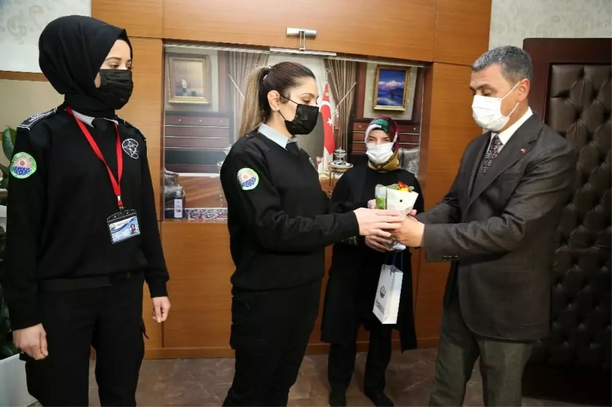 Gölbaşı Belediye Başkanı Şimşek kadın çalışanlarla bir arada