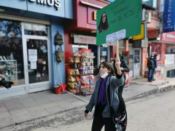 Gülistan'ın ailesi adliyeye yürüyüp, eski erkek arkadaşının tutuklanmasını istedi Gülistan'ın ailesi adliyeye yürüyüp, eski erkek arkadaşının tutuklanmasını istedi