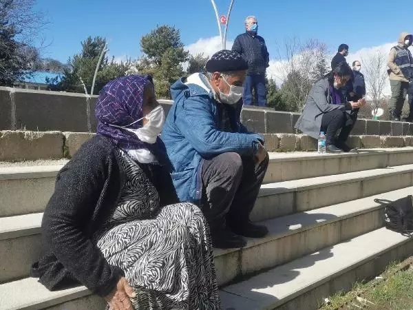 Gülistan'ın ailesi adliyeye yürüyüp, eski erkek arkadaşının tutuklanmasını istedi Gülistan'ın ailesi adliyeye yürüyüp, eski erkek arkadaşının tutuklanmasını istedi