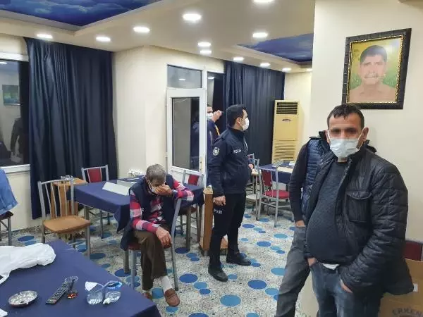 Güvenlik kameralı kahvehanede kumar oynayan 30 kişiye ceza Güvenlik kameralı kahvehanede kumar oynayan 30 kişiye ceza