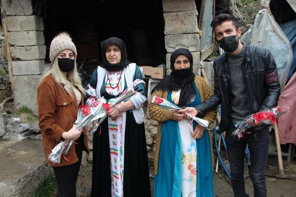 Hakkarili Şirin'den babasının şehit olduğu köydeki kadınlara karanfil