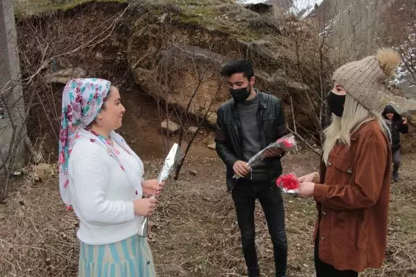 Hakkarili Şirin'den babasının şehit olduğu köydeki kadınlara karanfil