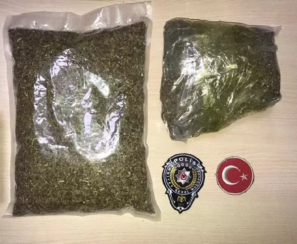 Hamile olduğu ileri sürülen kadının karnından yaklaşık 1 kilo bonzai çıktı Hamile olduğu ileri sürülen kadının karnından yaklaşık 1 kilo bonzai çıktı