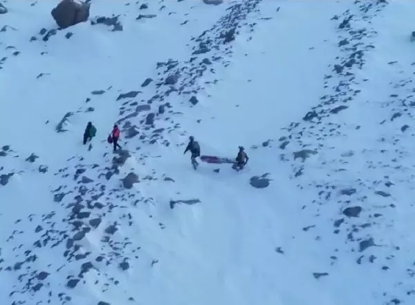 Hasan Dağı'nda mahsur kalan 2 dağcı kurtarıldı Hasan Dağı'nda mahsur kalan 2 dağcı kurtarıldı