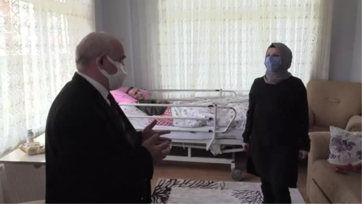 Hayatını kızı, SSPE hastası yatalak eşi ile otizmli yeğenine adayan kadın yılın kadını seçildi