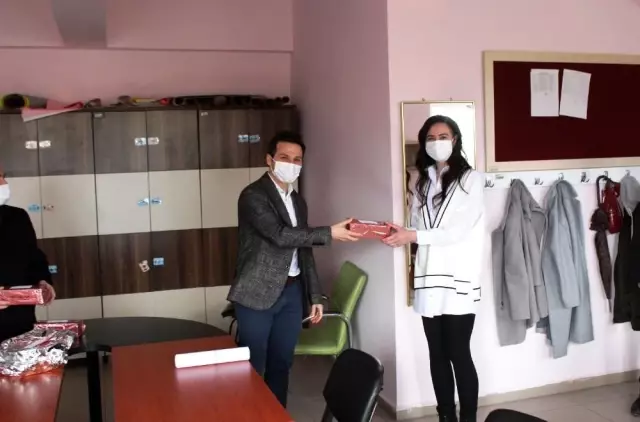 Hisarcık'ta bayan öğretmenlerin 'Kadınlar Günü' unutulmadı Hisarcık'ta bayan öğretmenlerin 'Kadınlar Günü' unutulmadı