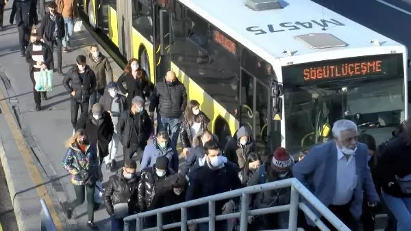 İSTANBUL'DA TRAFİK YOĞUNLUĞU YÜZDE 70'E ULAŞTI İSTANBUL'DA TRAFİK YOĞUNLUĞU YÜZDE 70'E ULAŞTI