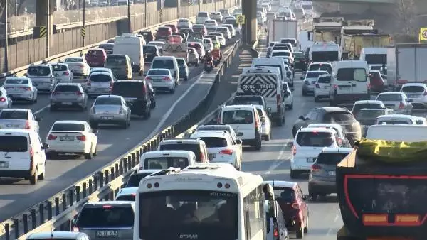 İSTANBUL'DA TRAFİK YOĞUNLUĞU YÜZDE 70'E ULAŞTI İSTANBUL'DA TRAFİK YOĞUNLUĞU YÜZDE 70'E ULAŞTI