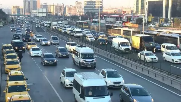 İSTANBUL'DA TRAFİK YOĞUNLUĞU YÜZDE 70'E ULAŞTI İSTANBUL'DA TRAFİK YOĞUNLUĞU YÜZDE 70'E ULAŞTI