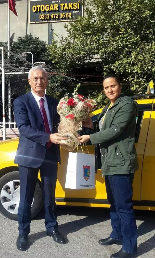 İzmir'deki taksicilerin çiçeği: Tek kadın taksi şoförü