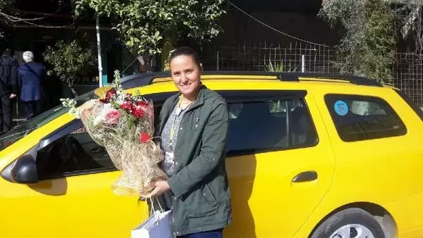 İzmir'deki taksicilerin çiçeği: Tek kadın taksi şoförü