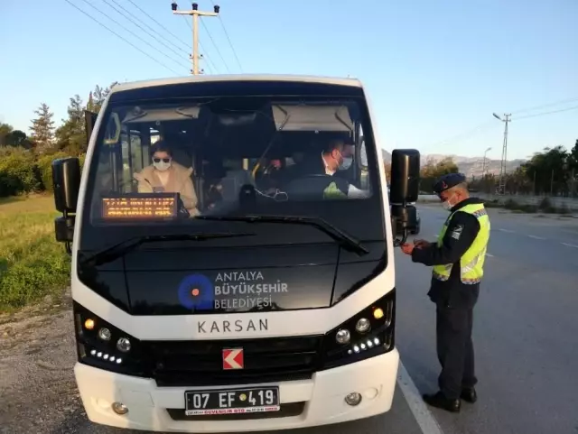 Jandarmadan kadın sürücü ve yolculara karanfil Jandarmadan kadın sürücü ve yolculara karanfil