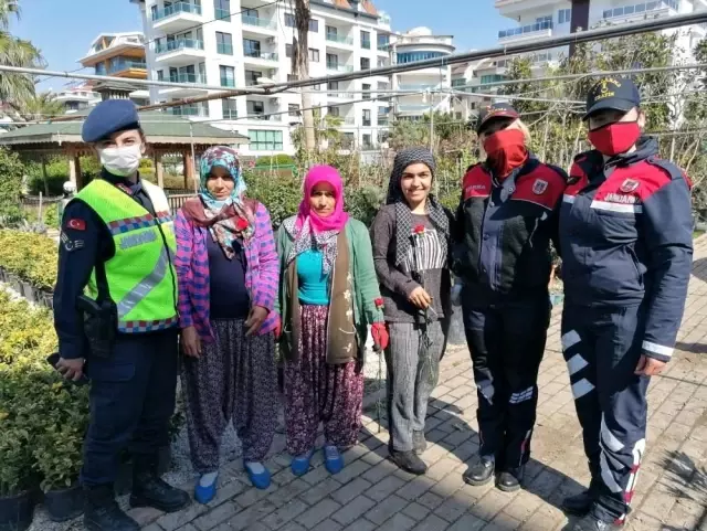 Jandarmadan kadın sürücü ve yolculara karanfil Jandarmadan kadın sürücü ve yolculara karanfil