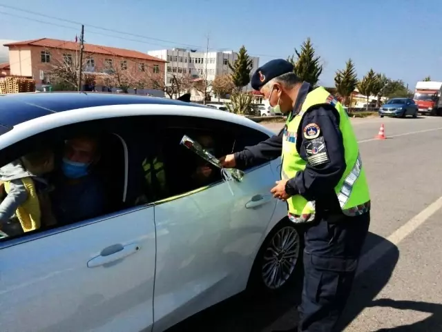 Jandarmadan kadın sürücü ve yolculara karanfil Jandarmadan kadın sürücü ve yolculara karanfil