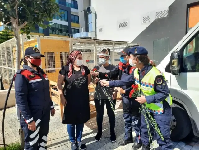 Jandarmadan kadın sürücü ve yolculara karanfil Jandarmadan kadın sürücü ve yolculara karanfil