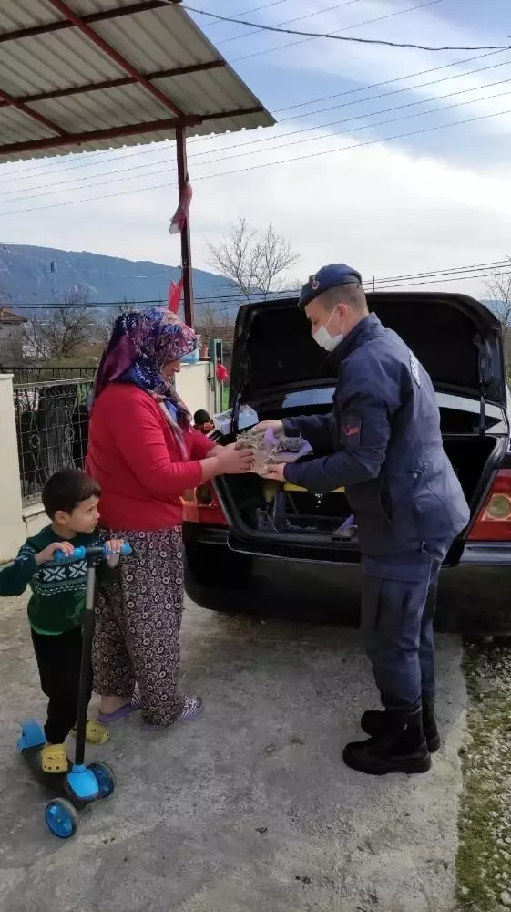 Jandarmadan kadın sürücü ve yolculara karanfil Jandarmadan kadın sürücü ve yolculara karanfil