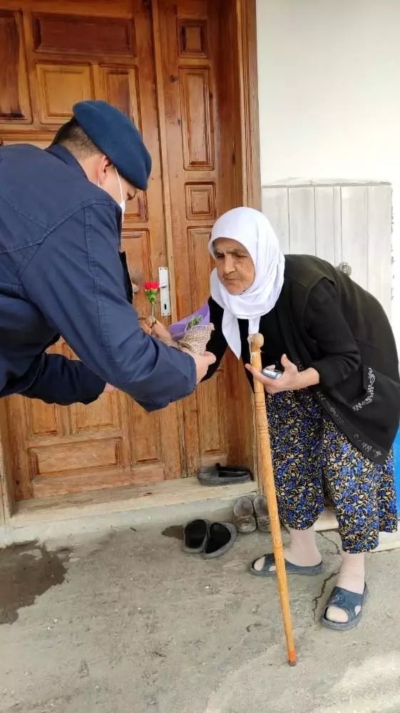 Jandarmadan kadın sürücü ve yolculara karanfil Jandarmadan kadın sürücü ve yolculara karanfil