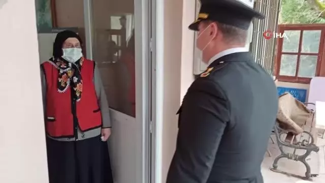 Jandarma, kadın muhtarlara çiçek dağıttı
