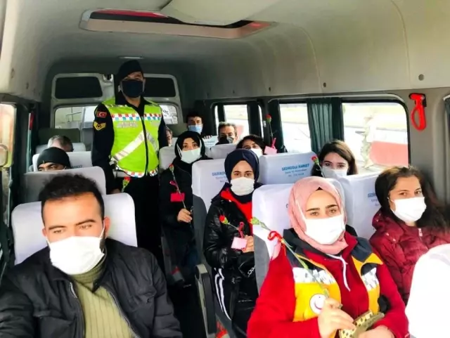 Jandarmadan kadın sürücü ve yolculara karanfil Jandarmadan kadın sürücü ve yolculara karanfil