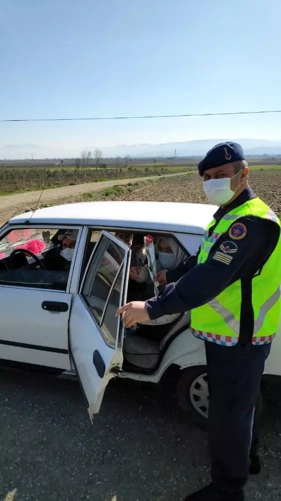 Son Dakika | Jandarmadan kadınlara karanfil Son Dakika | Jandarmadan kadınlara karanfil