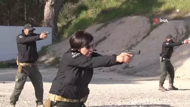 Kadın polislerin mermilerin gölgesindeki nefes kesen eğitimi Kadın polislerin mermilerin gölgesindeki nefes kesen eğitimi
