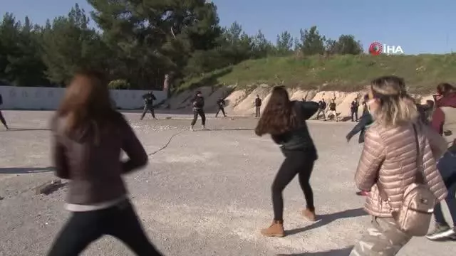 Kadın polislerin mermilerin gölgesindeki nefes kesen eğitimi Kadın polislerin mermilerin gölgesindeki nefes kesen eğitimi