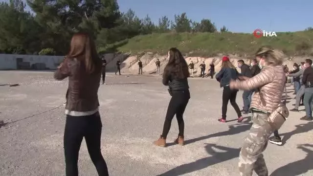Kadın polislerin mermilerin gölgesindeki nefes kesen eğitimi Kadın polislerin mermilerin gölgesindeki nefes kesen eğitimi