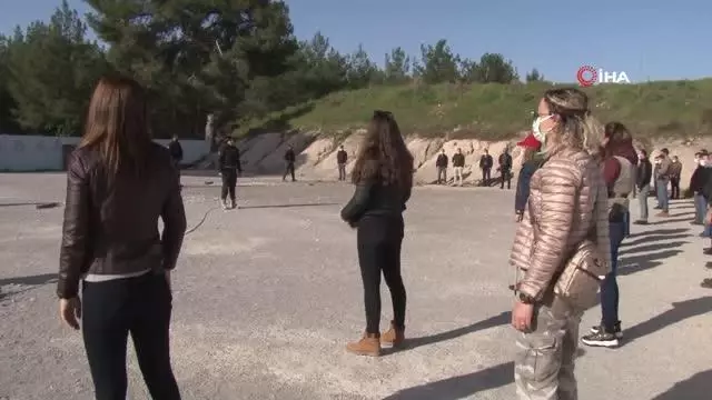 Kadın polislerin mermilerin gölgesindeki nefes kesen eğitimi Kadın polislerin mermilerin gölgesindeki nefes kesen eğitimi