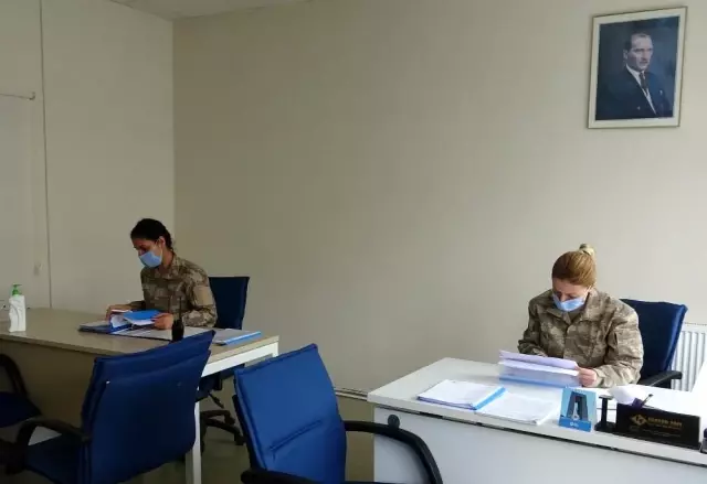 Kahraman güvenlik korucusu kadınlar görev başında Kahraman güvenlik korucusu kadınlar görev başında