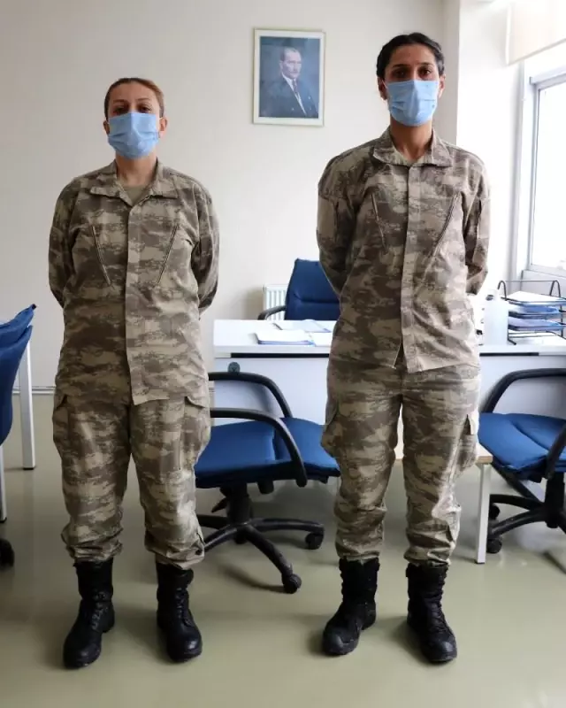 Kahraman güvenlik korucusu kadınlar görev başında Kahraman güvenlik korucusu kadınlar görev başında
