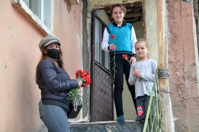 Karlı tepeleri aşarak kadınlara karanfil dağıttılar Karlı tepeleri aşarak kadınlara karanfil dağıttılar