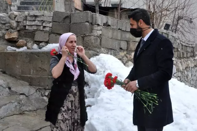 Karlı tepeleri aşarak kadınlara karanfil dağıttılar Karlı tepeleri aşarak kadınlara karanfil dağıttılar