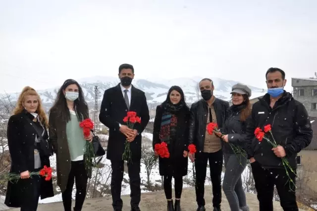 Karlı tepeleri aşarak kadınlara karanfil dağıttılar Karlı tepeleri aşarak kadınlara karanfil dağıttılar