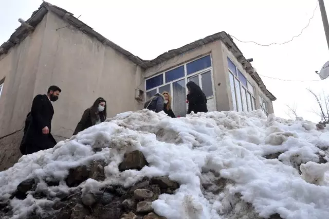 Karlı tepeleri aşarak kadınlara karanfil dağıttılar Karlı tepeleri aşarak kadınlara karanfil dağıttılar