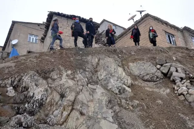 Karlı tepeleri aşarak kadınlara karanfil dağıttılar Karlı tepeleri aşarak kadınlara karanfil dağıttılar