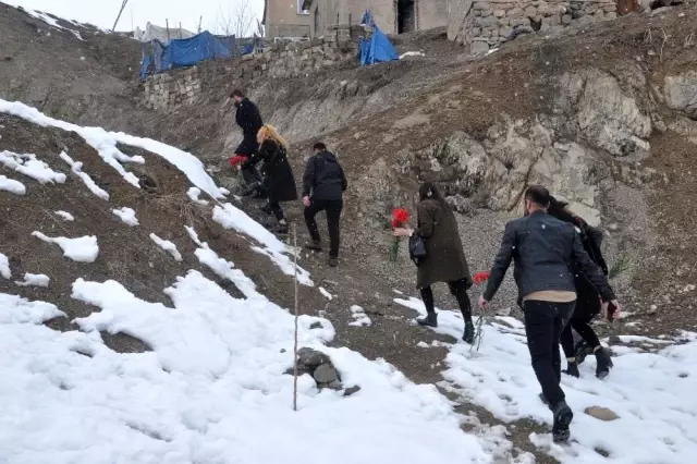 Karlı tepeleri aşarak kadınlara karanfil dağıttılar Karlı tepeleri aşarak kadınlara karanfil dağıttılar