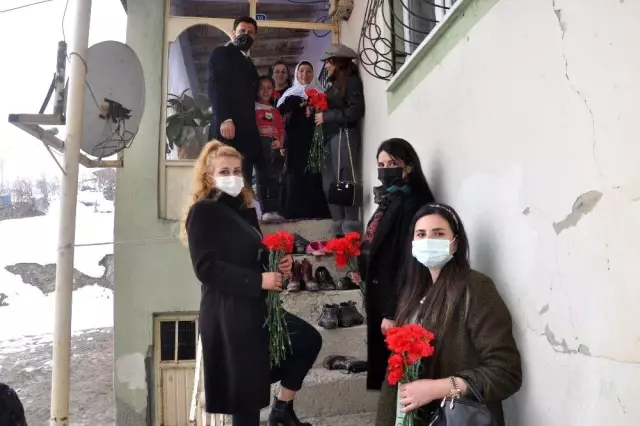 Karlı tepeleri aşarak kadınlara karanfil dağıttılar Karlı tepeleri aşarak kadınlara karanfil dağıttılar