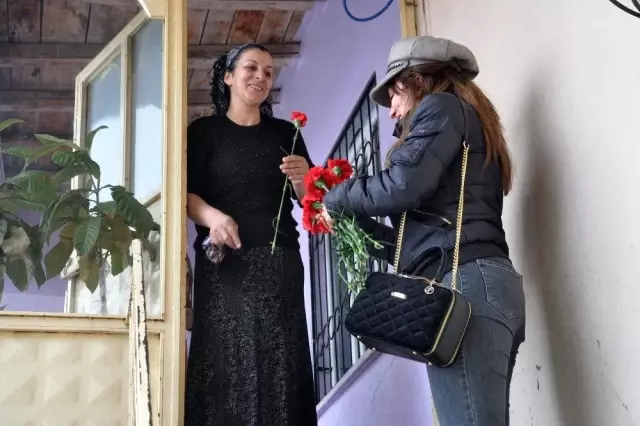 Karlı tepeleri aşarak kadınlara karanfil dağıttılar Karlı tepeleri aşarak kadınlara karanfil dağıttılar