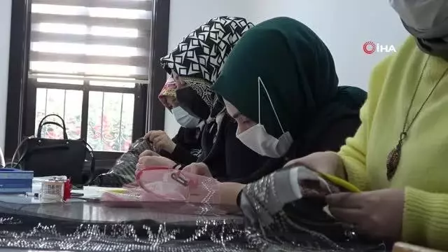Kırıkkale'de kadınlar 'Mahalle Konakları'nda üretip ev ekonomilerine katkı sağlıyor Kırıkkale'de kadınlar 'Mahalle Konakları'nda üretip ev ekonomilerine katkı sağlıyor
