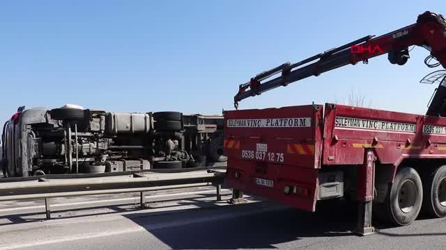 kocaeli devrilen tir in surucusu yaralandi 13978263 o