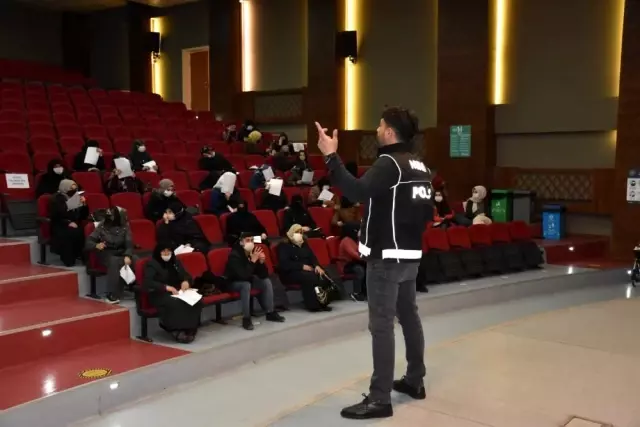Konya'da narkotik polisinden Dünya Kadınlar Günü'nde eğitim Konya'da narkotik polisinden Dünya Kadınlar Günü'nde eğitim