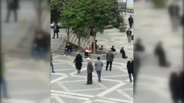 Kovid-19 denetiminde karanfil dağıtıldı Kovid-19 denetiminde karanfil dağıtıldı