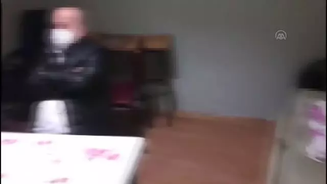 Kumar oynayan ve Kovid-19 tedbirlerini ihlal eden 5 kişiye para cezası Kumar oynayan ve Kovid-19 tedbirlerini ihlal eden 5 kişiye para cezası