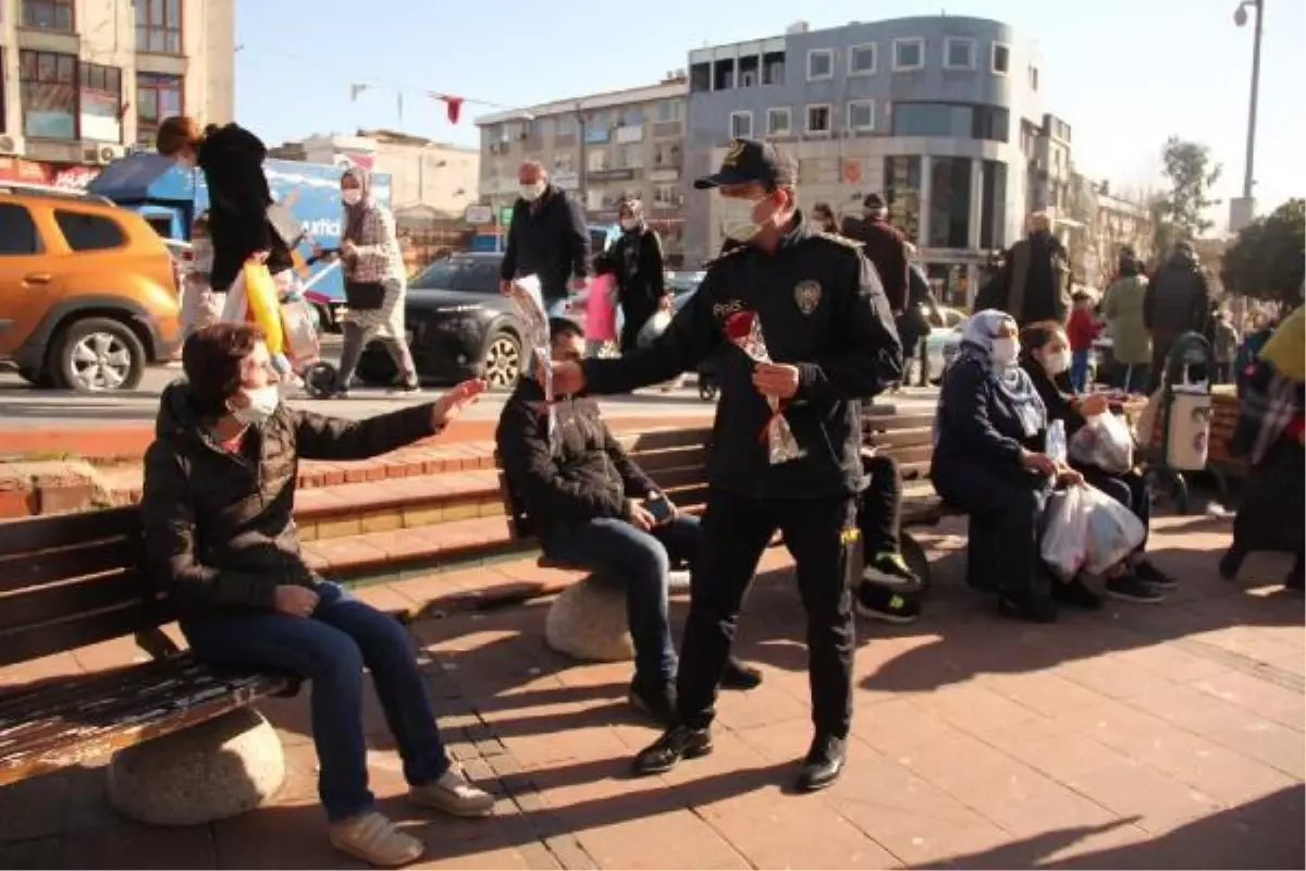 Maltepe İlçe emniyet müdürü kadınlara karanfil verdi
