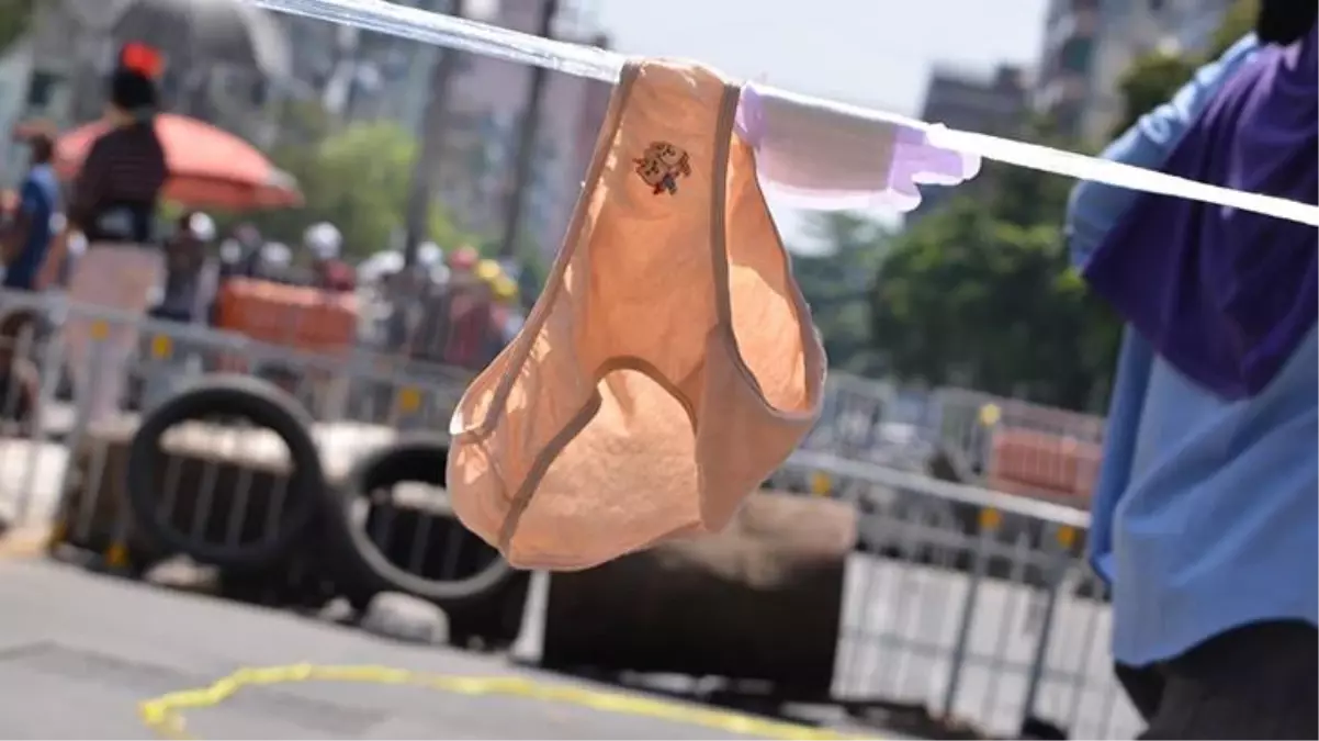 Myanmar'da protestocular, askerleri durdurabilmek için sokaklara kadın çamaşırları astı