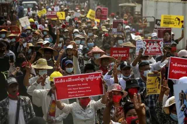 Myanmar'daki gösterilerde 2 kişi öldü, iş yerleri kapandı Myanmar'daki gösterilerde 2 kişi öldü, iş yerleri kapandı
