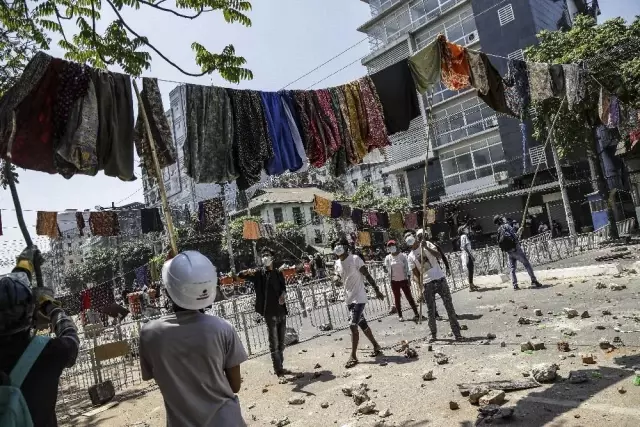 Myanmar'daki gösterilerde 2 kişi öldü, iş yerleri kapandı Myanmar'daki gösterilerde 2 kişi öldü, iş yerleri kapandı