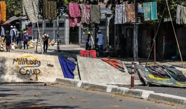 Myanmar'daki gösterilerde 2 kişi öldü, iş yerleri kapandı Myanmar'daki gösterilerde 2 kişi öldü, iş yerleri kapandı