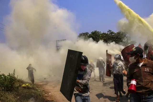 Myanmar'daki gösterilerde 2 kişi öldü, iş yerleri kapandı Myanmar'daki gösterilerde 2 kişi öldü, iş yerleri kapandı